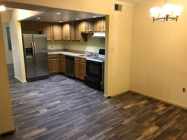 Building Photo - 4 Bavarian Ln