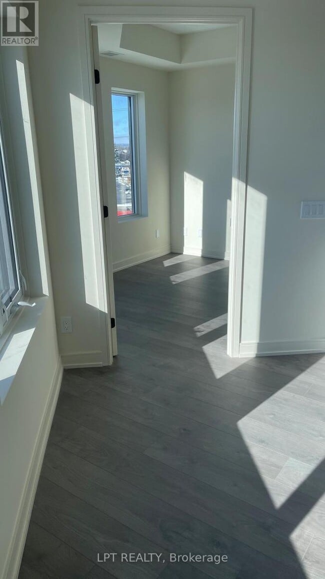 Photo du bâtiment - 8020 Derry Rd