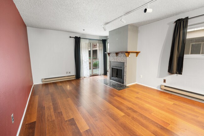 Living room - 511 E Roy St