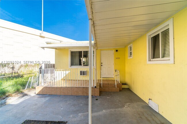 Foto del edificio - 1021 NW 23rd Ct