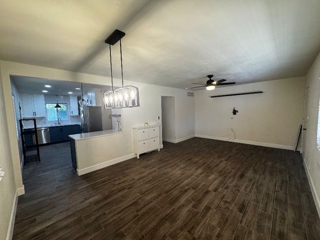 Building Photo - 1620 E Rancho Dr