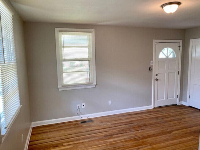 Building Photo - SPACIOUS TWO BEDROOM/ONE BATH IN NORTHEAST...