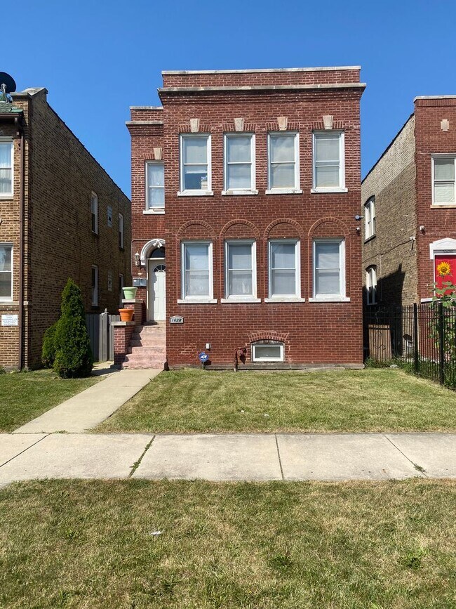 Building Photo - 1628 N McVicker Ave