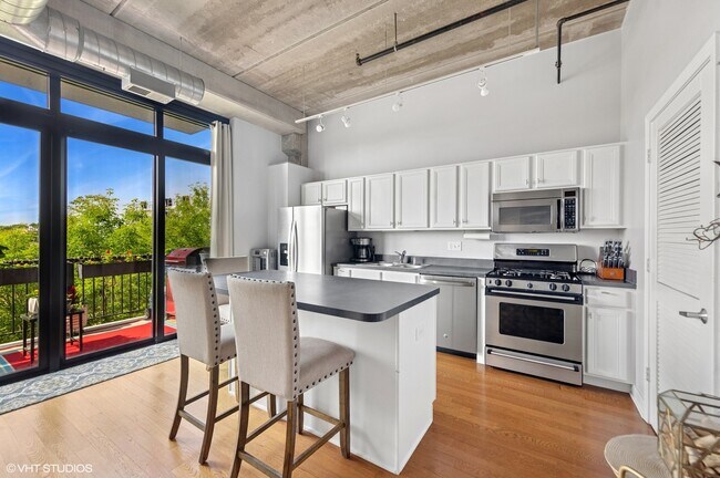 Foto del edificio - 811 W 15th Pl