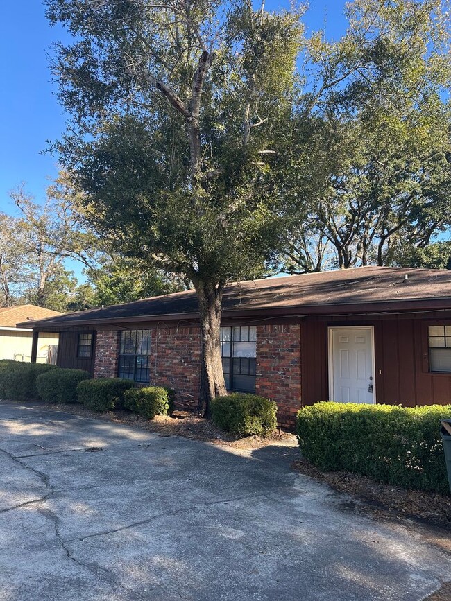 Foto del edificio - 2 Bedroom 1 Bath Duplex Just off Mission Rd.