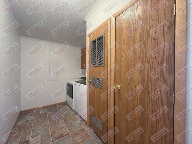 Foto del edificio - Home on 5 acres with HUGE shop