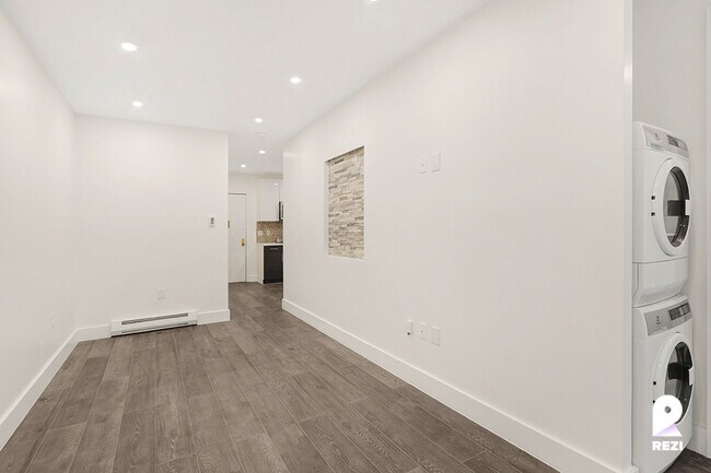 Building Photo - 603 Academy St