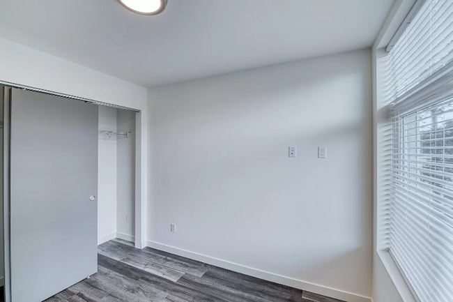 Building Photo - 1300 NE 52nd St