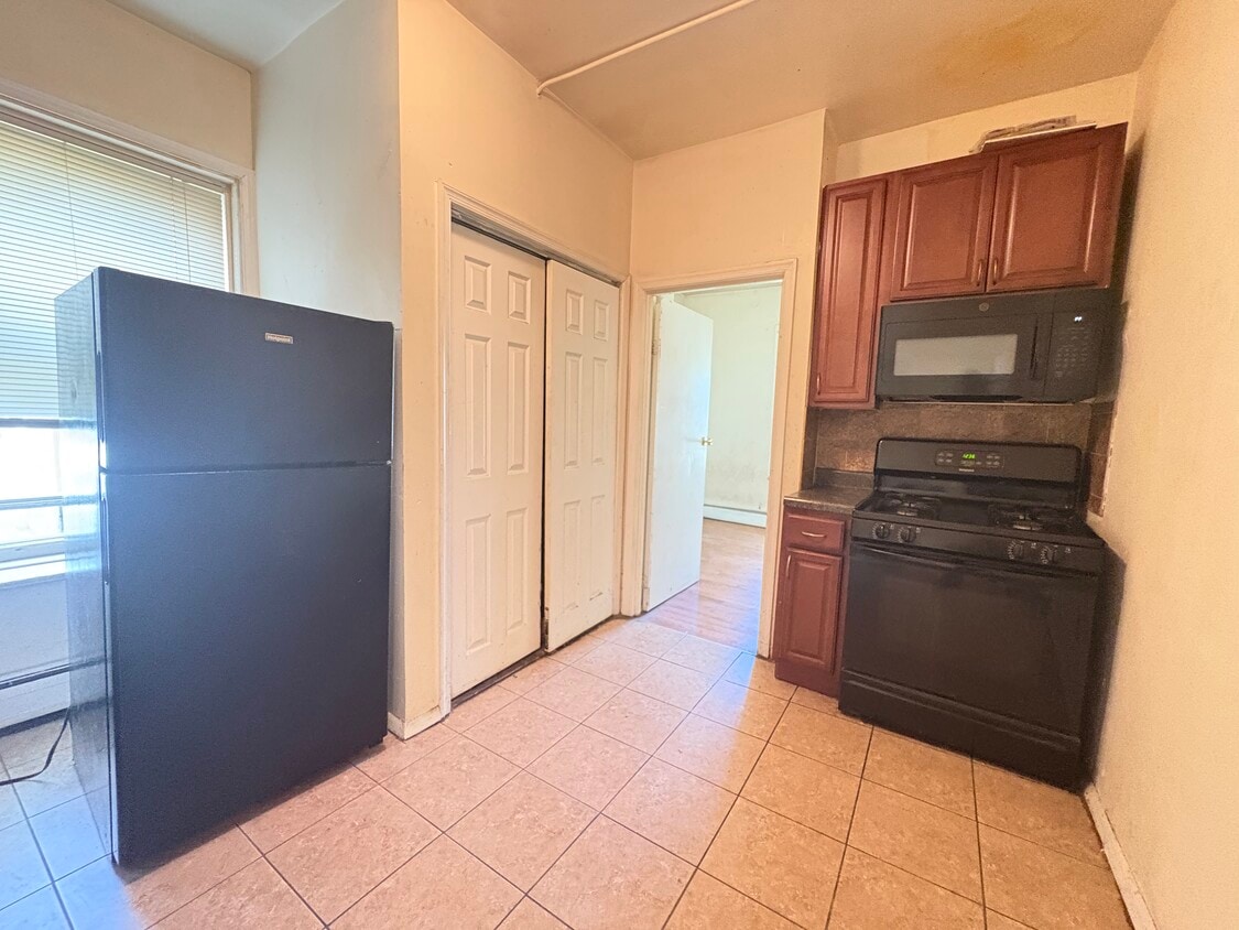 392 Rose Ave 5 - 398 Rose Ave