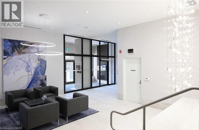 Photo du bâtiment - 385 Winston Rd