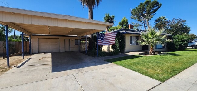 Foto del edificio - Large 3/3 Single-Family Home With Giant Yard