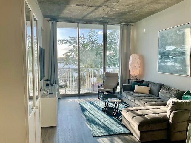 Foto del edificio - 300 S Australian Ave