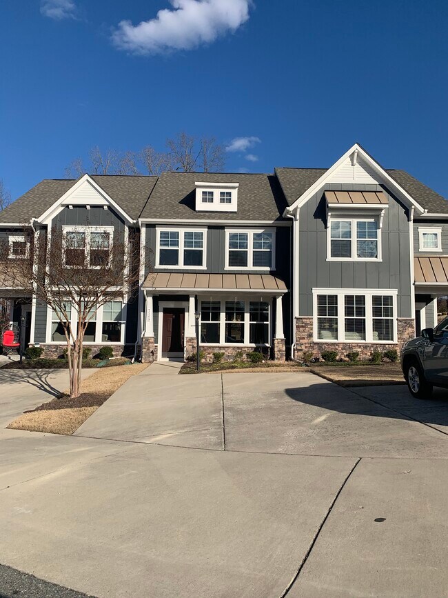 Parking- Room for 4 cars - 7509 Vinca Ct