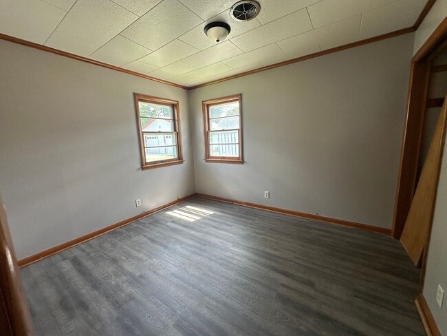 Building Photo - Cute 2 Bedroom Ranch w/ Laundry Hookups in...