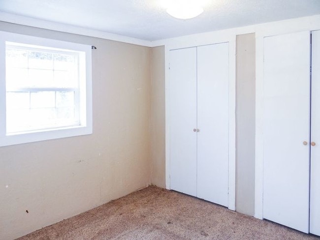 Building Photo - 2 Bedroom/ 1 Bath Duplex