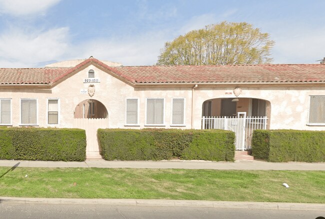 Foto del edificio - *DO NOT USE*923-1015 E 79th St-HUD