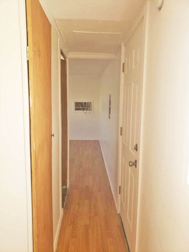 Building Photo - 1241 Vondell Dr