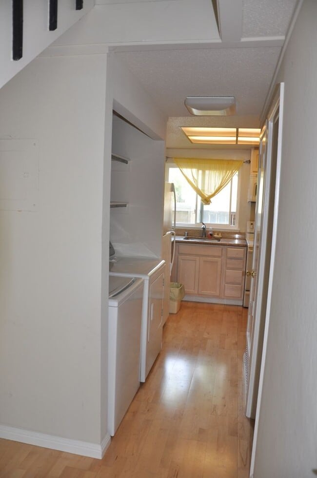 Building Photo - 532 Tyrella Ave
