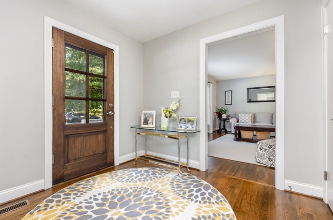 Foto del edificio - 4901 Stonehill Dr