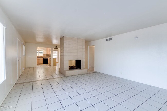 Building Photo - 6907 E Palm Ln