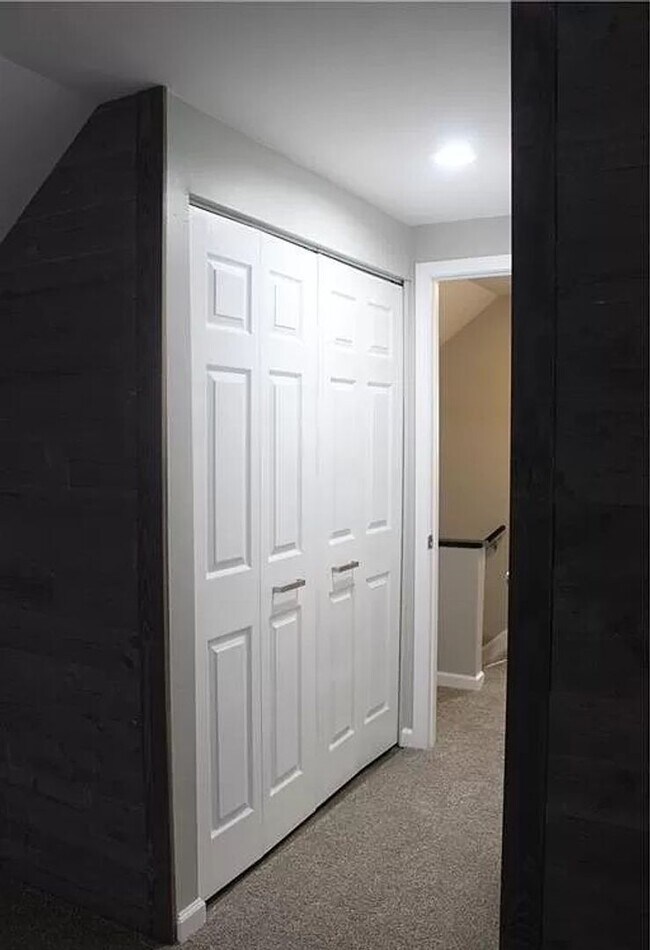 Building Photo - 4 Bedroom home with fenced in backyard and central air