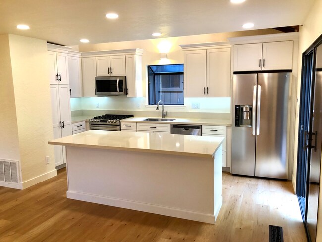 Building Photo - 5925 Sarah Ct