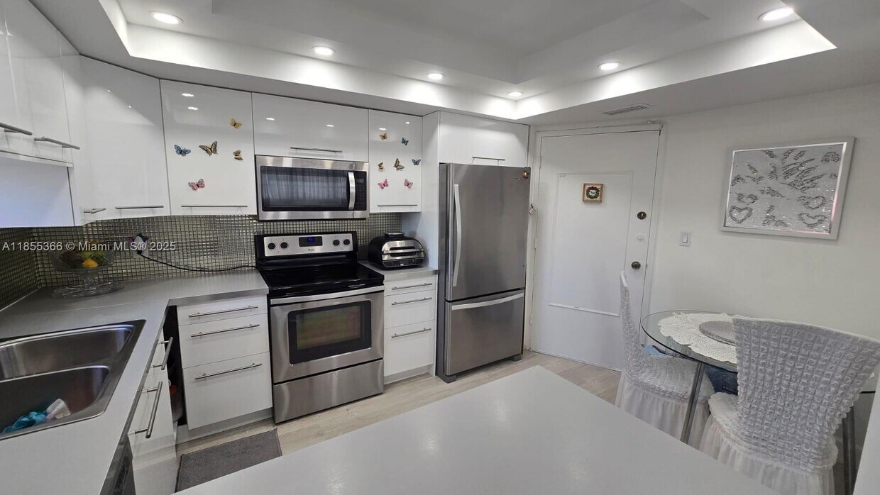Foto principal - 1301 NE Miami Gardens Dr