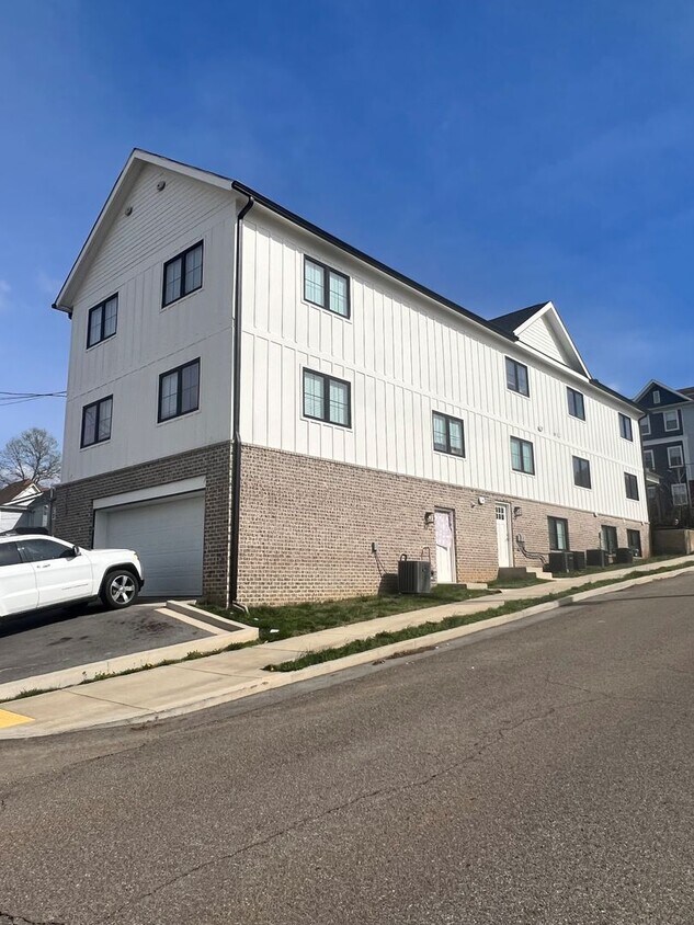 Foto del edificio - 1833 Forest Ave