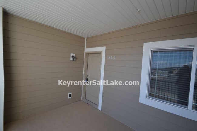 Building Photo - 1953 N Crest Rd