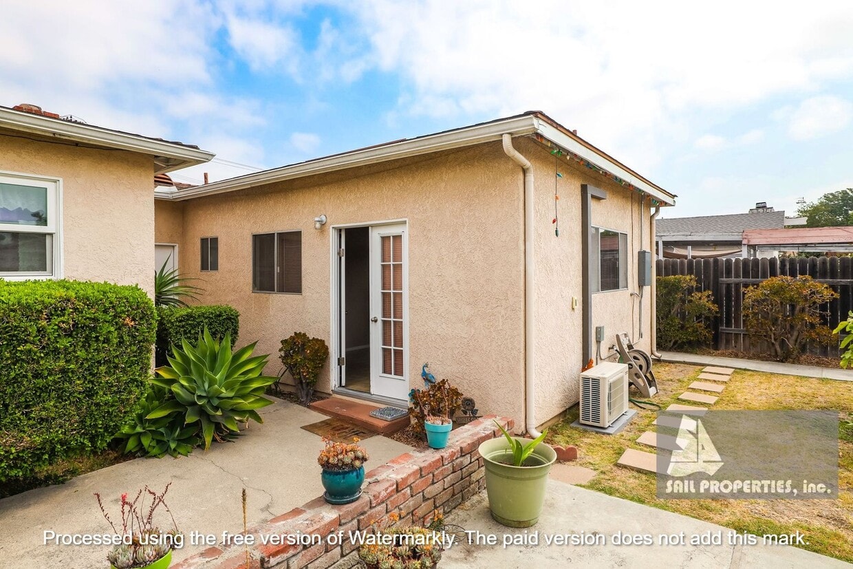 Foto principal - 10182 Lampson Ave