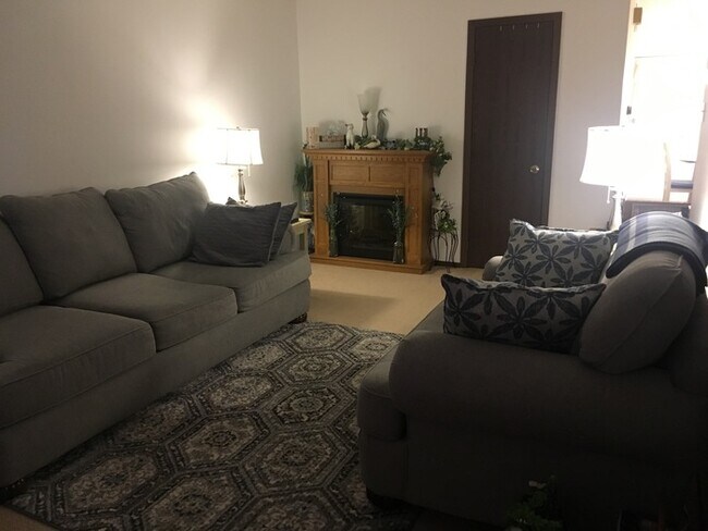 Foto del edificio - Two Bedroom Townhouse with Garage