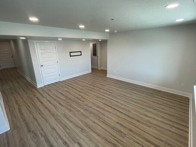 Building Photo - 946 N Olson Dr