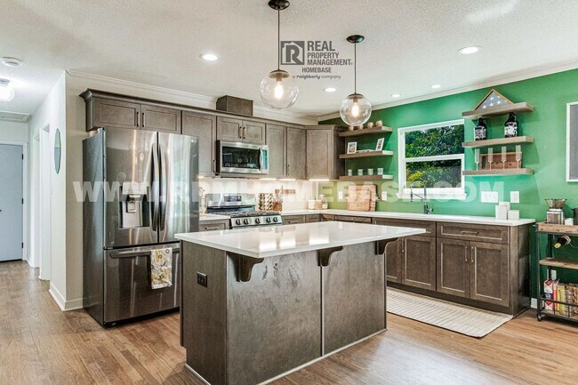 Building Photo - Beautifully Renovated 2-Story Home for Ren...