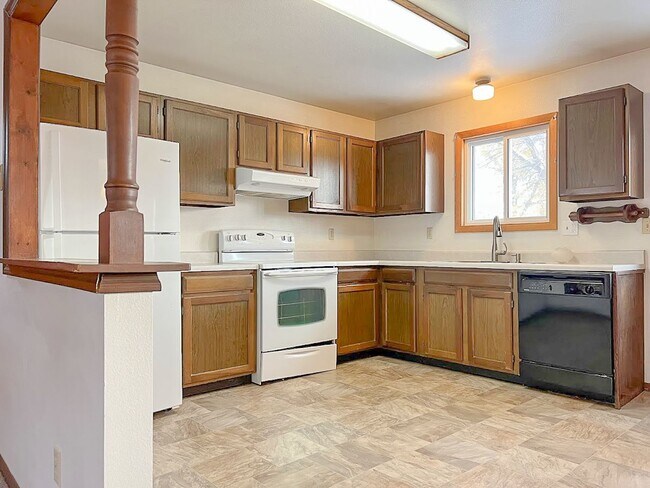 Building Photo - LARGE 4 BED/ 2 BATH TOWNHOUSE - 6 MONTH LE...