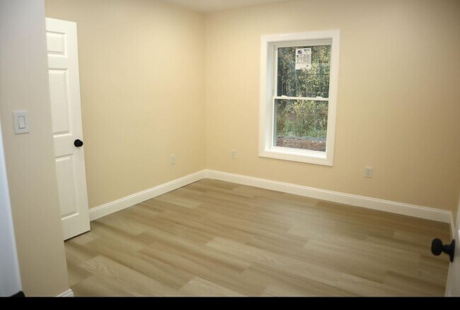 Foto del edificio - 615 White School House Rd