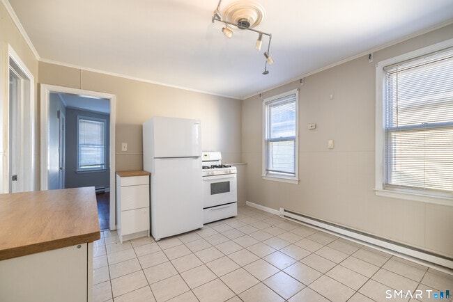 Building Photo - 793 Brewster St