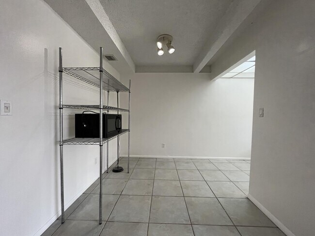 Building Photo - 1325 S Flagler Ave