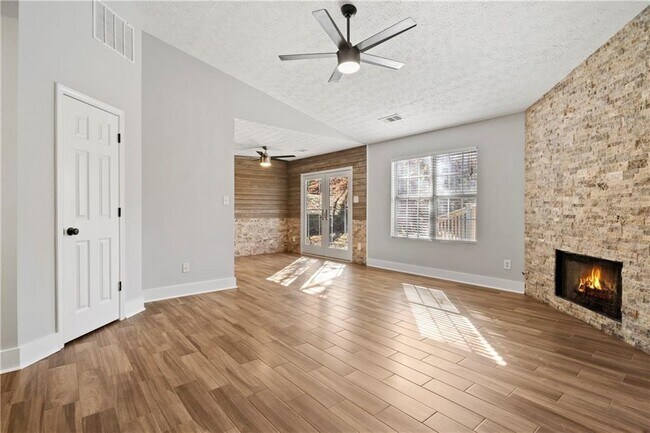 Foto del edificio - 1245 Hillcrest Glenn Cir