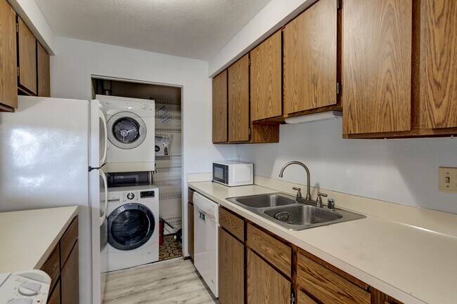 Foto del edificio - Charming 2-Bedroom Condo with Balcony – Pr...