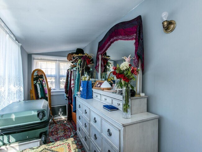 Building Photo - 253 Riverview Drive, Unit 1/2 1