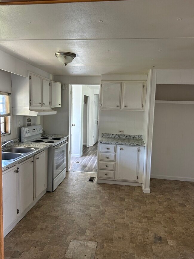 Building Photo - 2 Bedroom/1 Bathroom Mobile Home