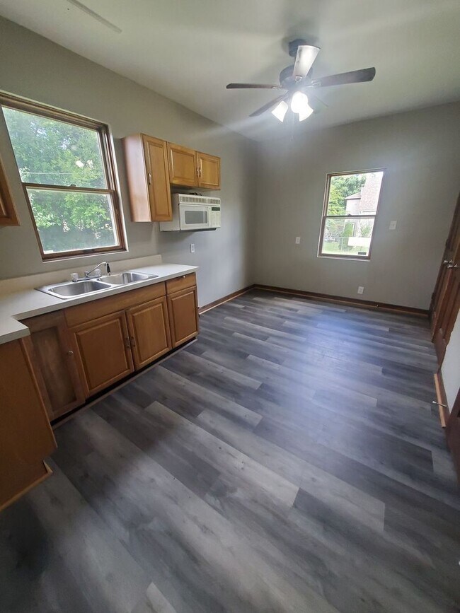 Building Photo - 3 Bedroom Single Family