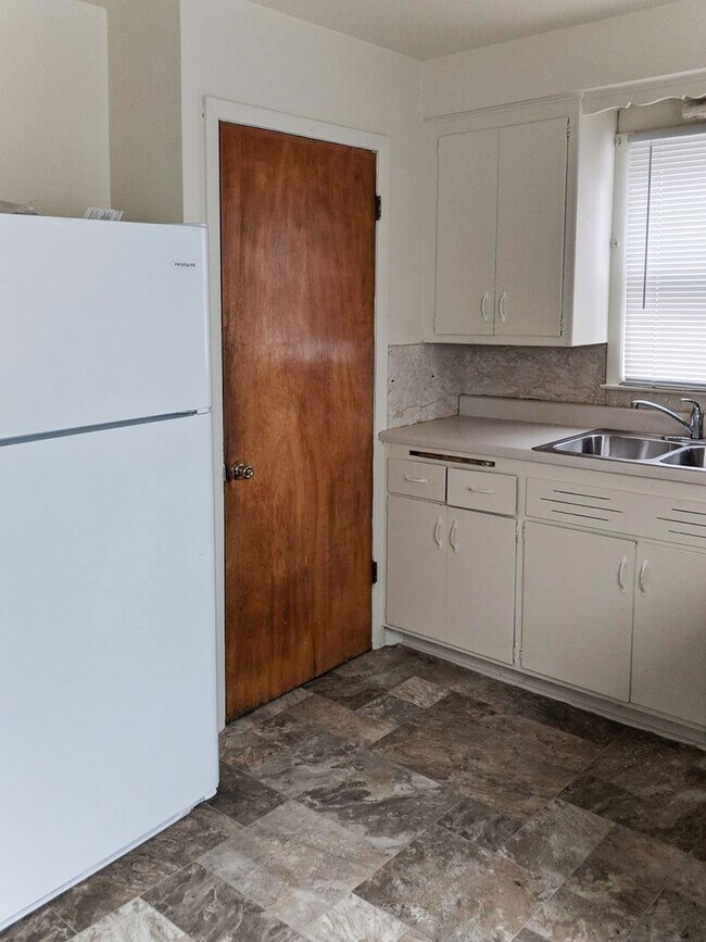 Building Photo - SINGLE FAMILY HOME -  3 bed, 1 bath, appli...