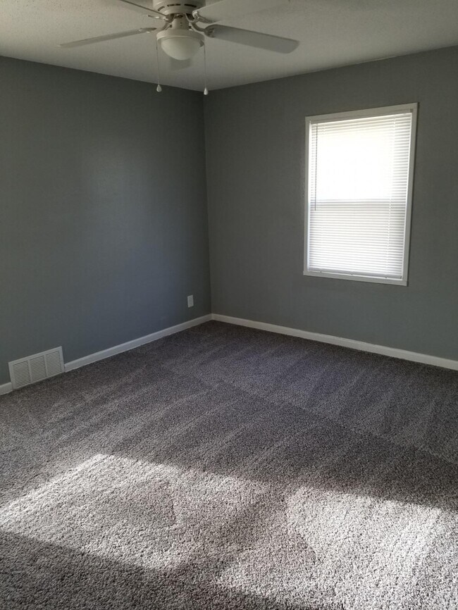 Building Photo - Updated duplex in Center School District