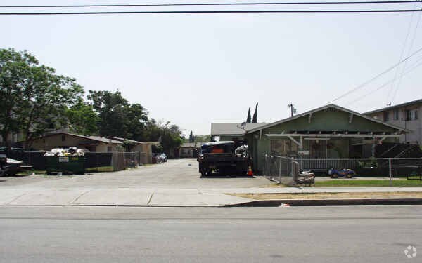 Foto del edificio - 4043-4045 La Rica Ave