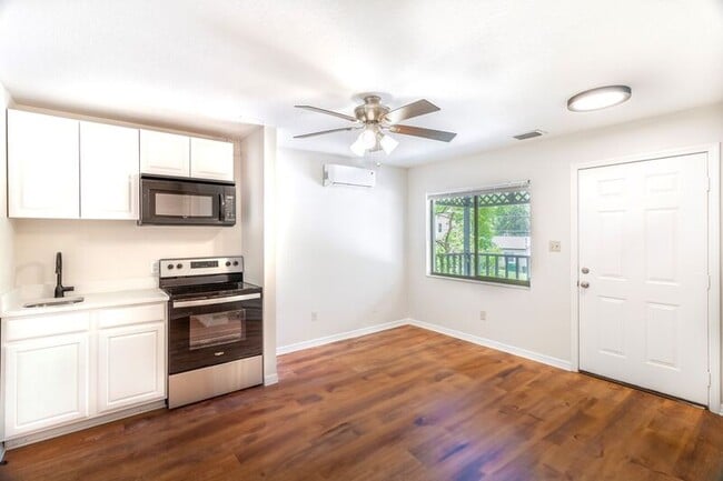 Foto del edificio - 2127 Henderson Dr