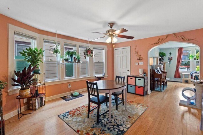 Foto del edificio - 2462 S Howell Ave