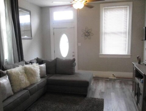 Living - 1502 Spain St