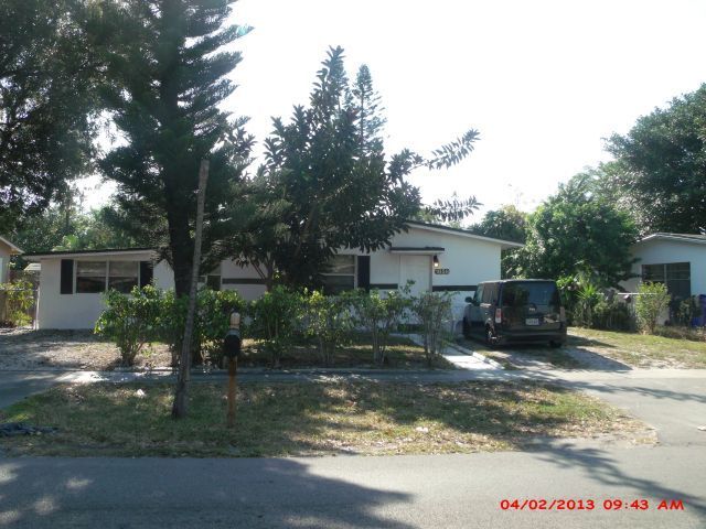 Large 4-2 with fenced backyard - Large 4-2 with fenced backyard House