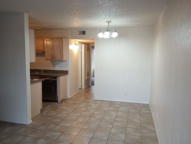 Building Photo - Expo 247 with 2 bed, 1 Bath, 800 SF with A...